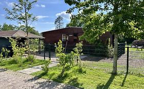 Vrijstaand chalet met veel buitenruimte en veranda